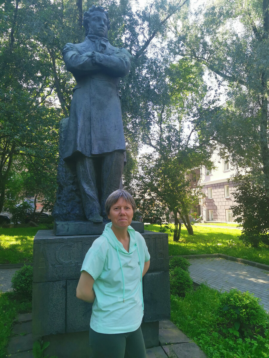 Несмотря на северный климат, Пушкин без шапки. Шевелюру такую прятать нельзя. 