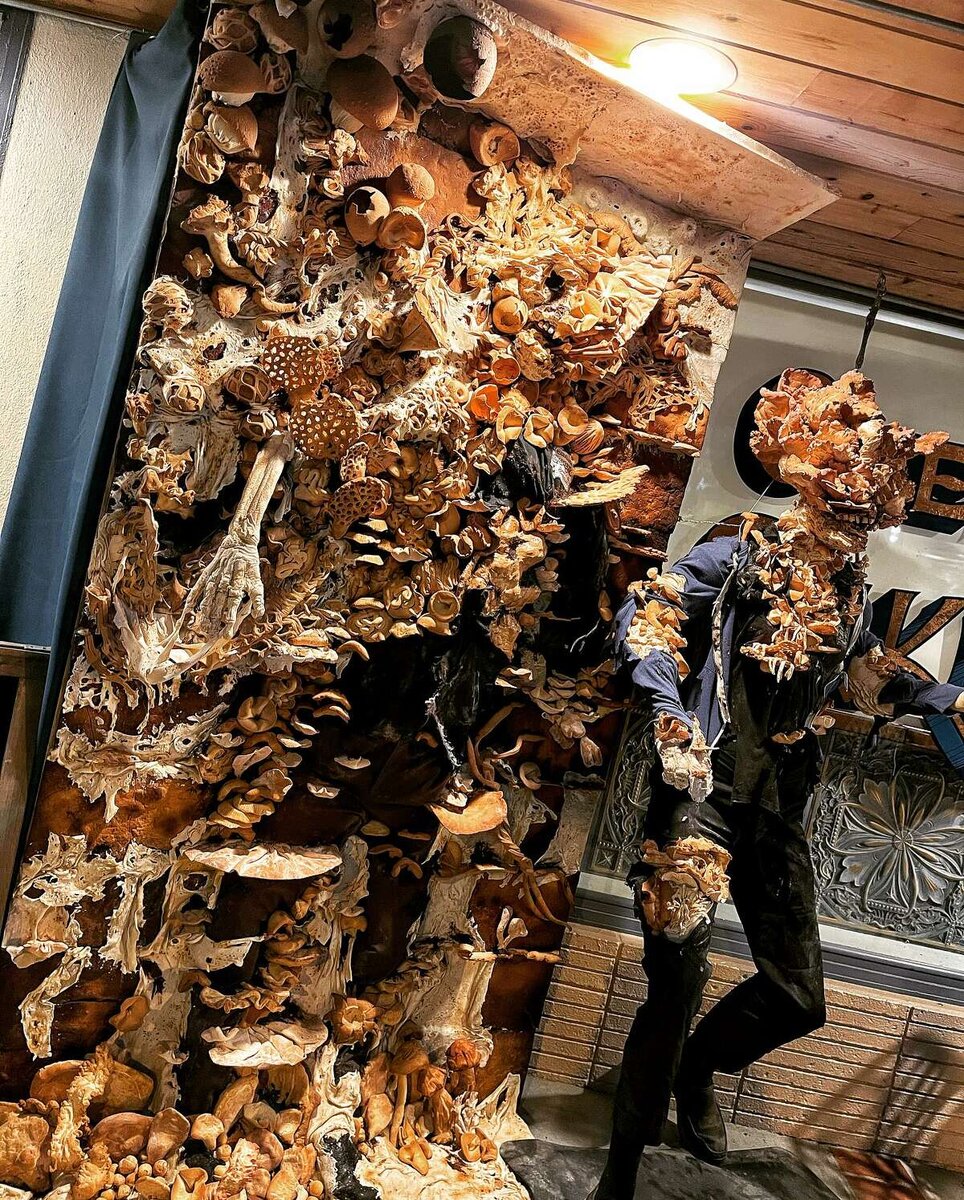    Дело семейное. Мать и дочь создали огромную статую Щелкуна из хлеба