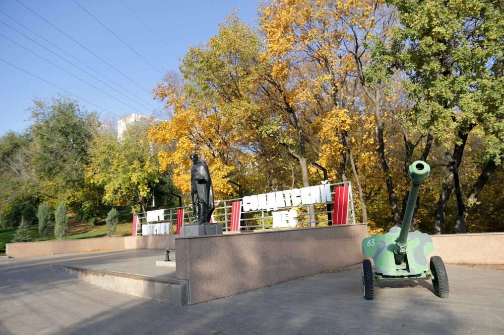 Стела и памятники со стороны улицы Дзержинского.