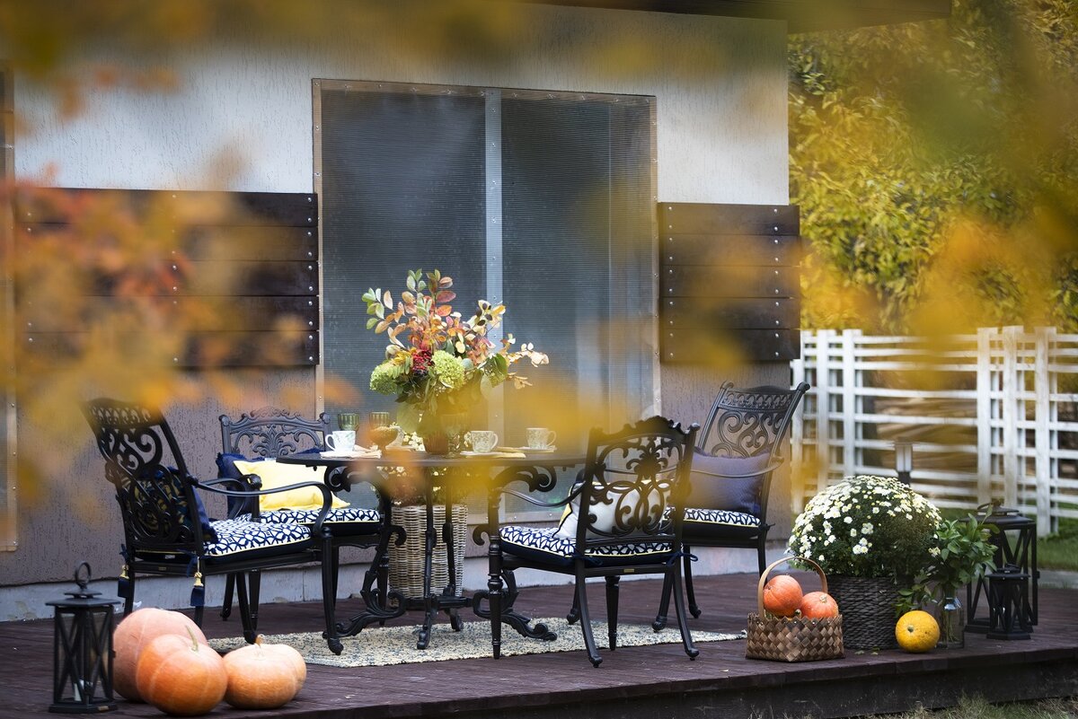 Тыква - любимое украшение любого сада и придомовой территории в осенние месяцы. На фото садовая мебель и аксессуары "Вишневый Садъ"