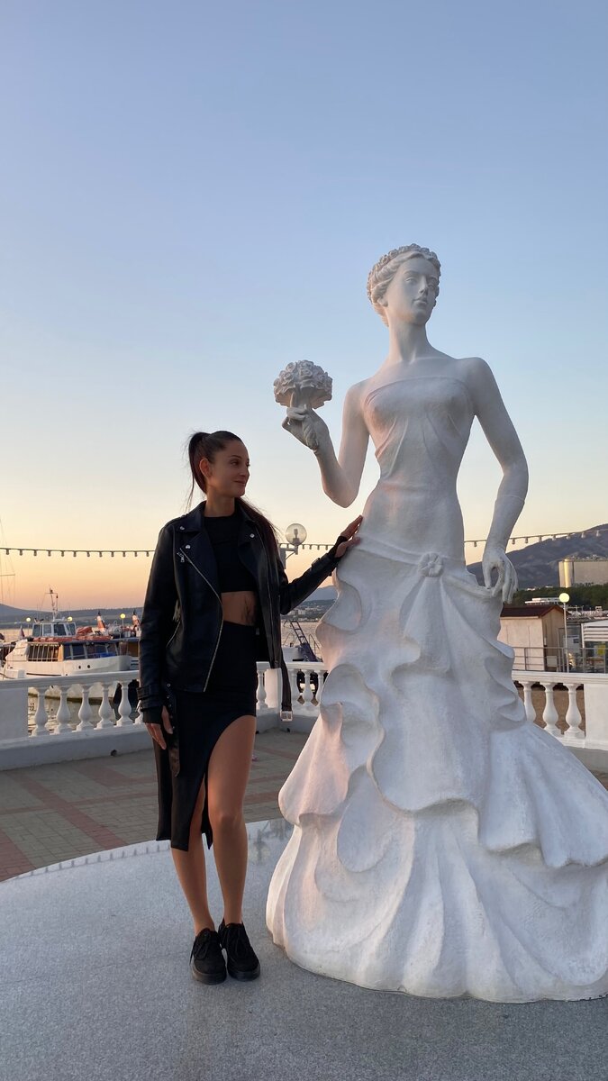 Скульптура «Белая невесточка» символ Геленджика. Фото из личного архива автора. На фото Ксенья Кухалашвили. 