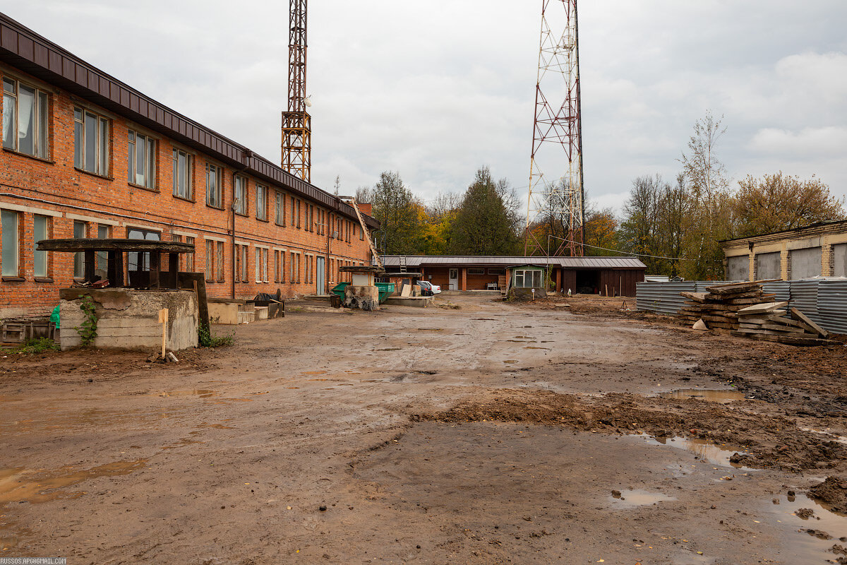 Неприметная территория в Звенигороде. Именно под зданиями и под этой площадкой расположился спецобъект.