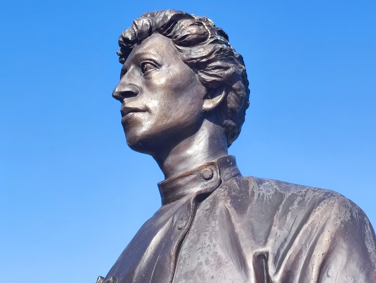 Памятник Александру Блоку и Любови Менделеевой в усадьбе Тараканово в Московской области. Источник — dzen.ru/pa_myatnik