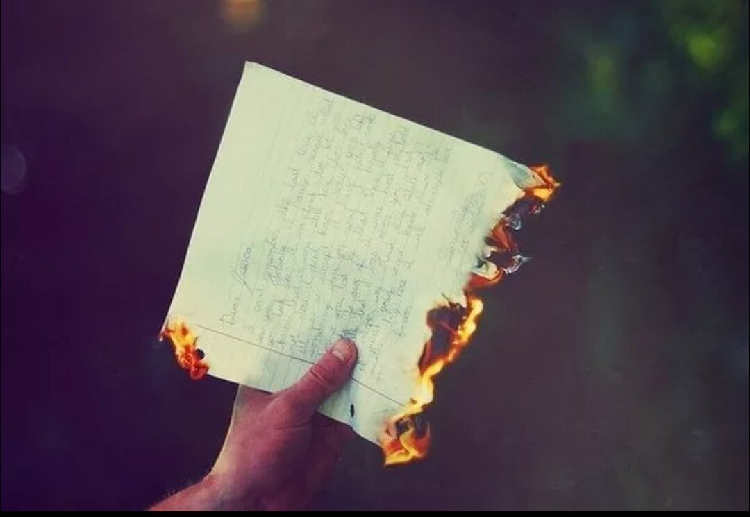 Написать письмо и сжечь. Горящая бумага в руках. Горящие листы бумаги. Горящая книга.