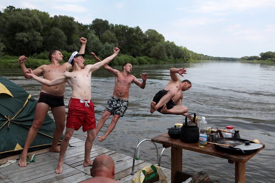 Мужчина на плоту