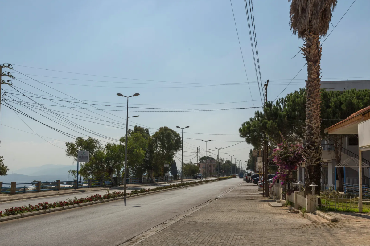 Пустынная улица в деревне Марджаюн Фото: Jacob Russell / DER SPIEGEL