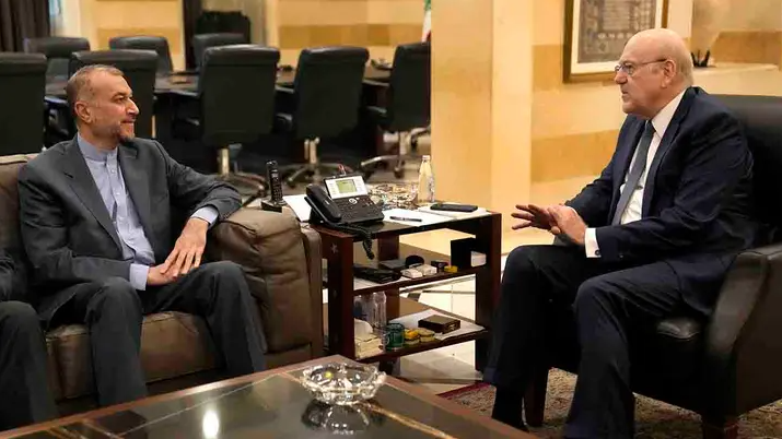 Премьер-министр Ливана Наджиб Микати (справа) встречается с министром иностранных дел Ирана Хосейном Амиром Абдоллахианом в Бейруте (Ливан) в пятницу. Амир Абдоллахиан осудил Соединенные Штаты за то, что они призывают к сдержанности в регионе и в то же время позволяют Израилю "совершать преступления" в секторе Газа. (Фото AP/Хусейн Малла)