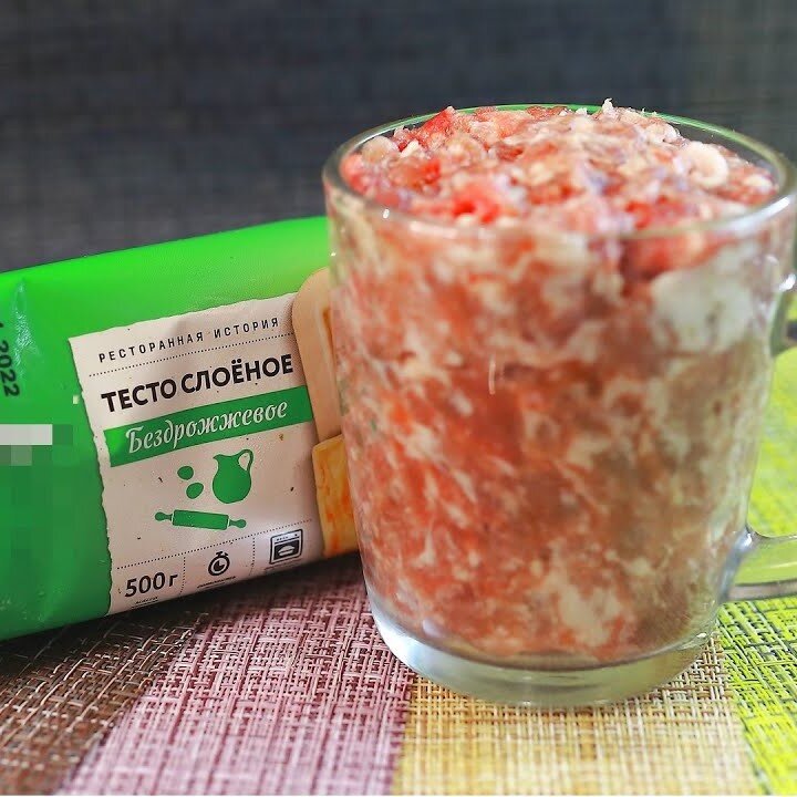 Рулет из слоеного теста с мясом – кулинарный рецепт