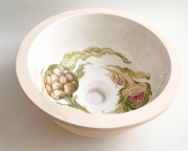 Ручная роспись по фаянсу надглазурными красками. Обжиг в муфельной печи. Нестираемый сплав.  