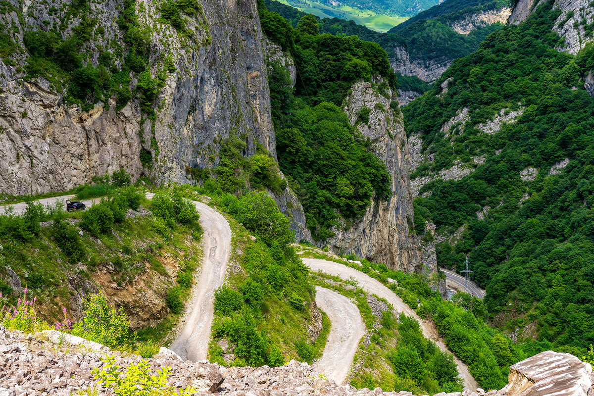 Вот этот подъем мы одолели, дальше не рискнули. В левой части снимка наша машинка, уже развернулась на спуск. Листайте >>