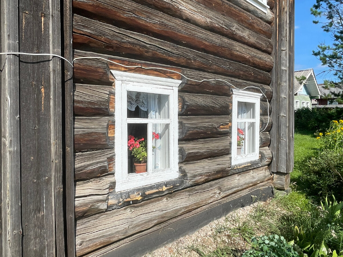 Образцово показательный Веркольский дом в центре деревни