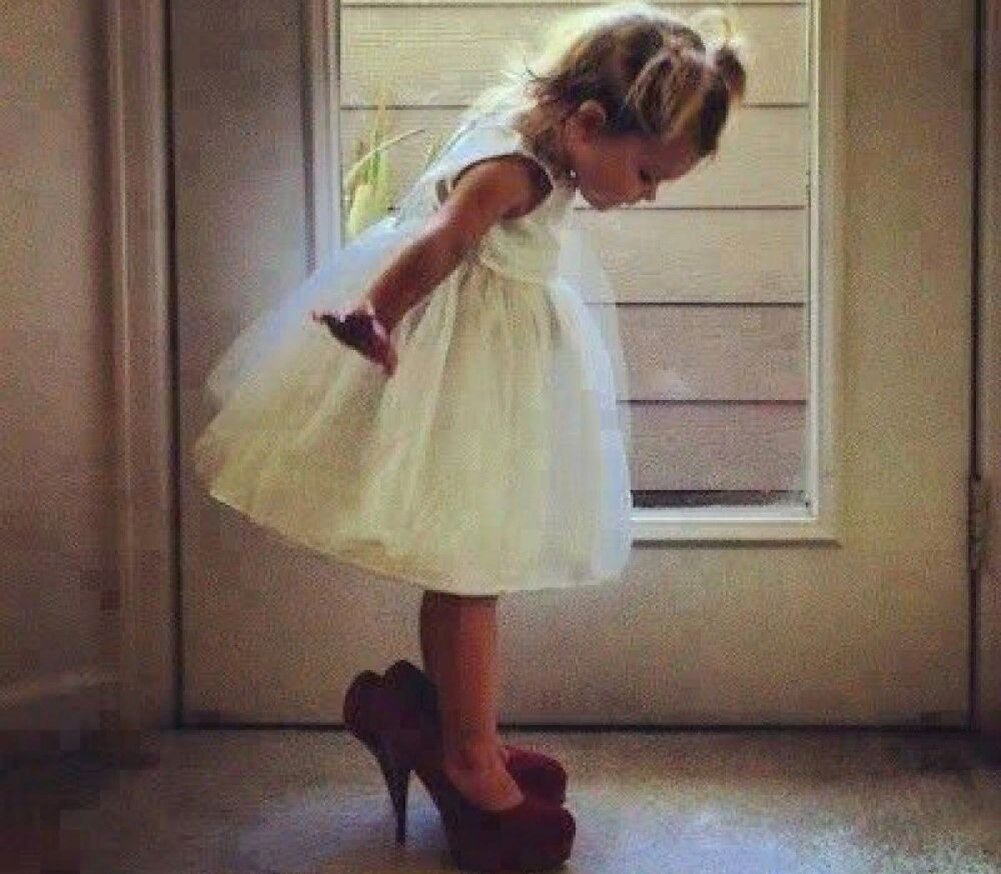 Многие девочки любят наряжаться невестами