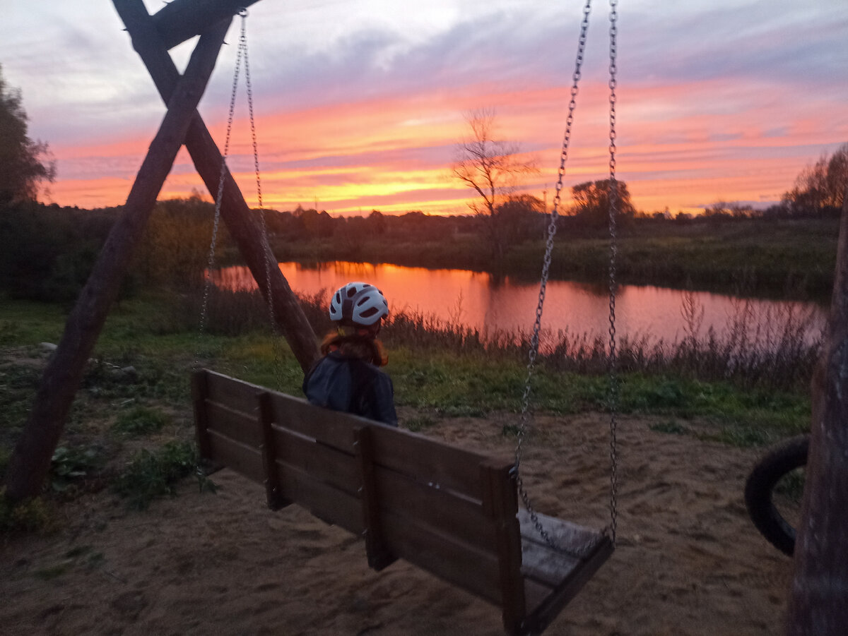 Качели у озера - гениальное изобретение