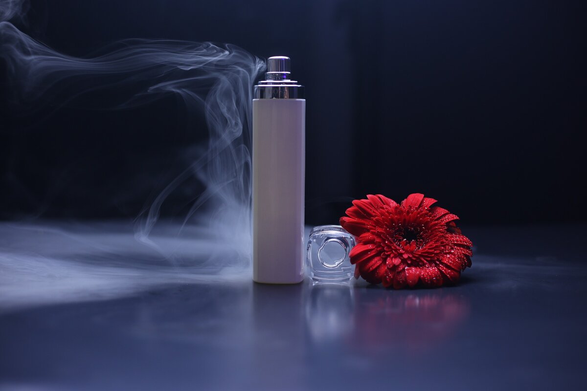 https://pixabay.com/photos/perfume-perfume-bottle-flower-5325434/
