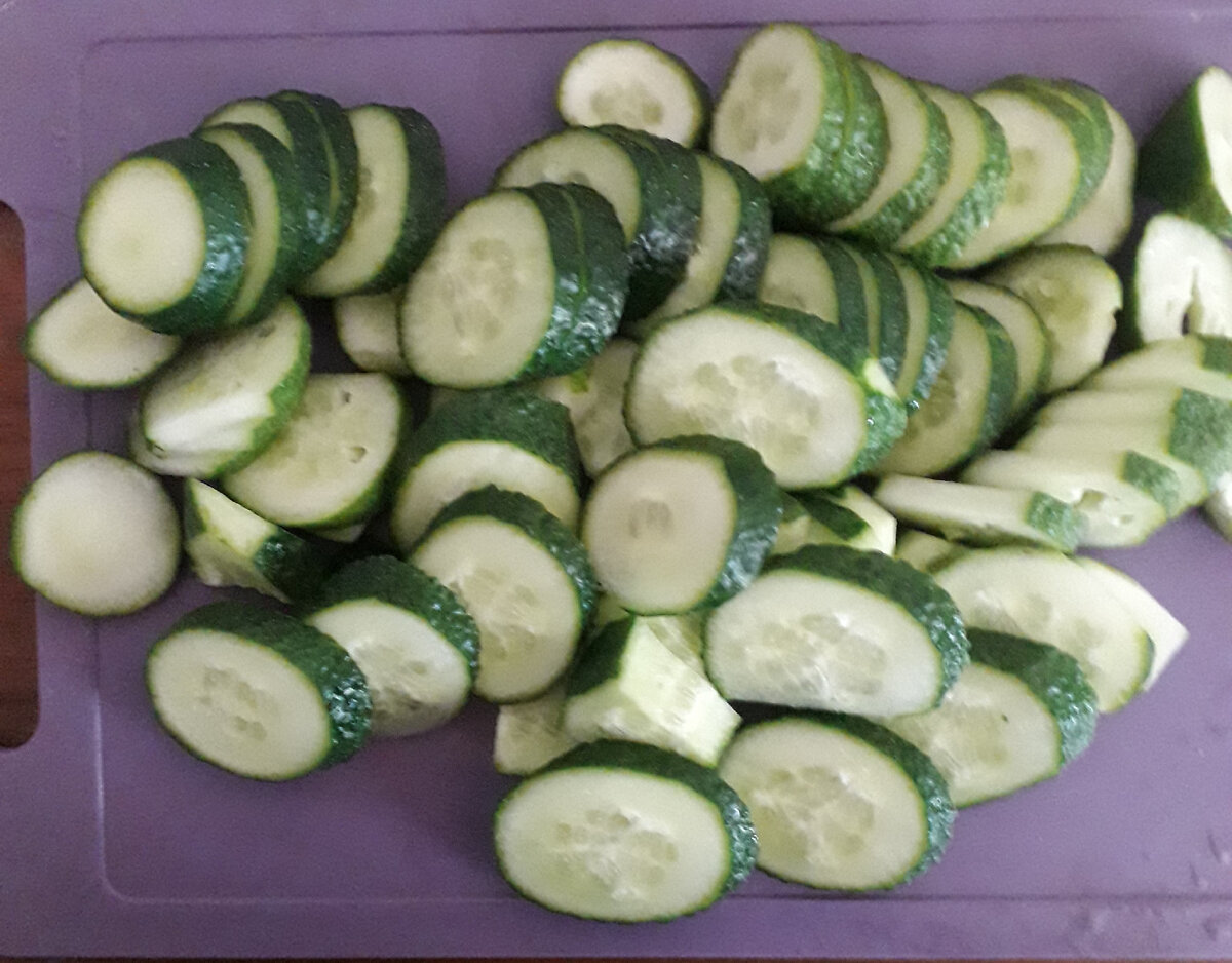 Фото 1. Фото автора. Порезанные огурцы 