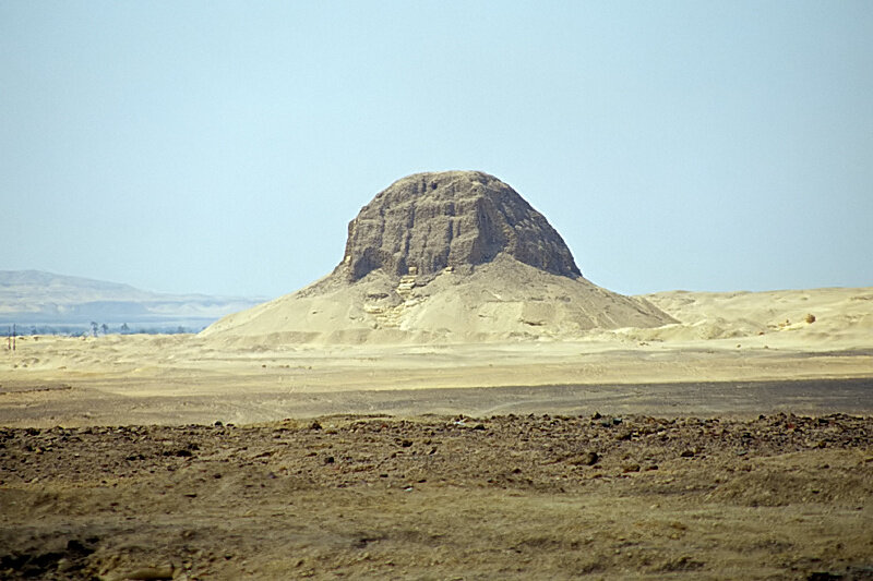 Пирамида Эль-Лахуна. Изображение взято с сайта: https://upload.wikimedia.org/wikipedia/commons/1/13/LahunPyramidEastSideLandscape.jpg