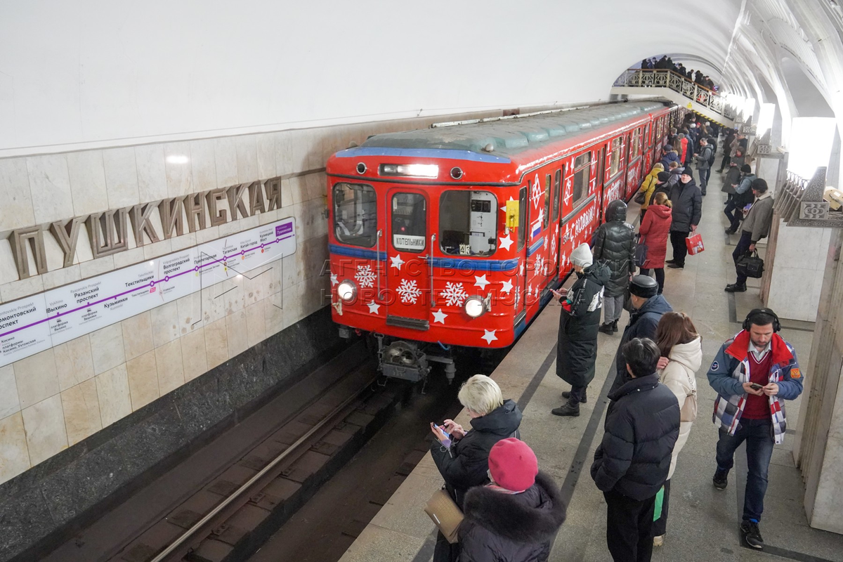 новогодний поезд в метро москвы