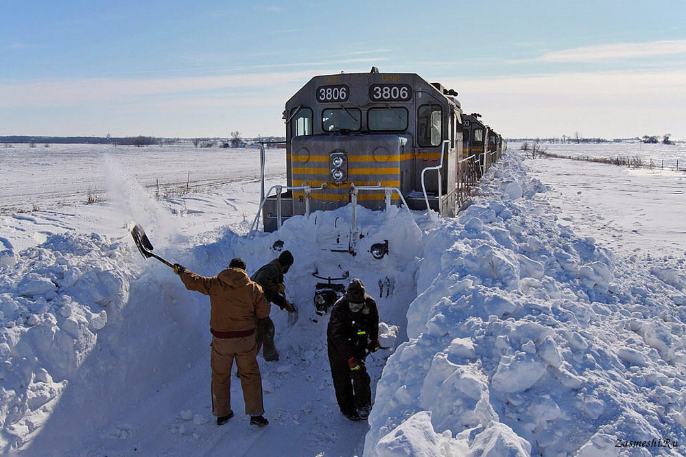 Поезд снежные заносы. Снежные заносы на железных дорогах. Зимний поезд. Занесённый снегом поезд. Поезд в снегу.
