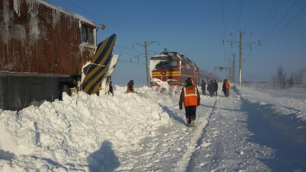 Поезд в сугробе