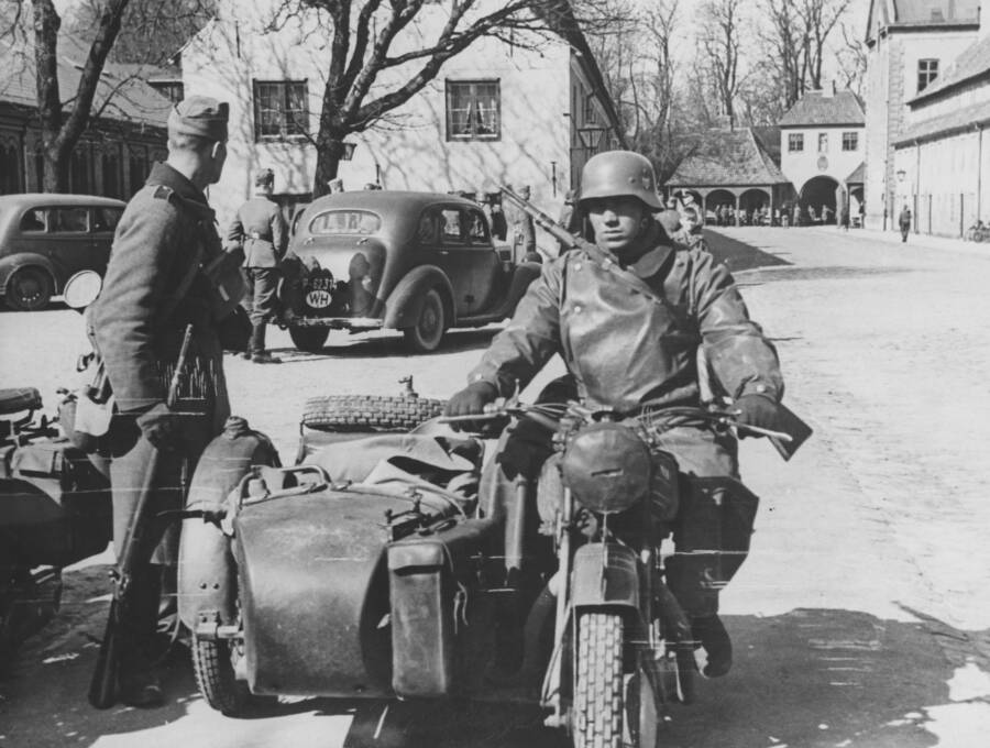 Немецкие солдаты патрулируют улицу в Копенгагене, Дания.