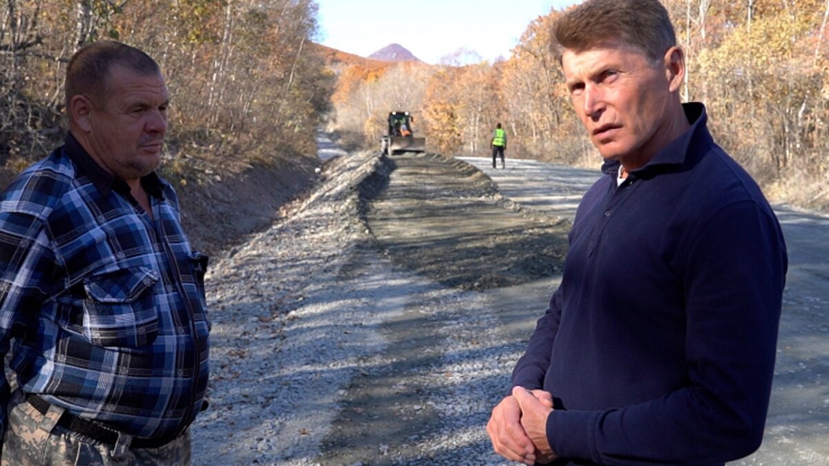     Губернатор Олег Кожемяко проверил, как ремонтируют дороги на юге Приморья. Асфальтирование на всех участках должны закончить до зимы.