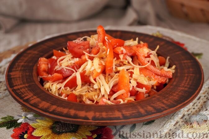 корень сельдерея, помидоры, перец болгарский, сыр твёрдый, масло растительное, соль, перец чёрный молотый