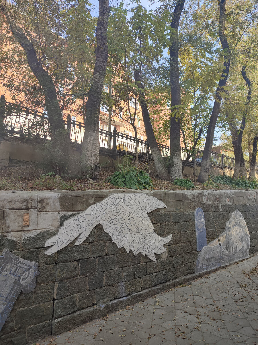 Кладка подпорной стены сохранилась в отличном состоянии. Фото автора.