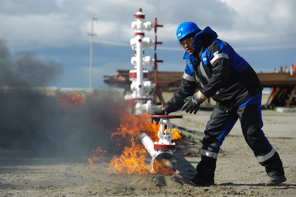 Промышленные нарушения. Охрана труда в нефтяной промышленности. Спецодежда для рабочих нефтегазовых промышленности. Безопасность нефтегазовой промышленности. Спецодежда для нефтегазовой отрасли.