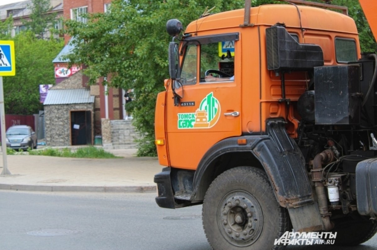    В Томске отмывают перильные ограждения на дорогах