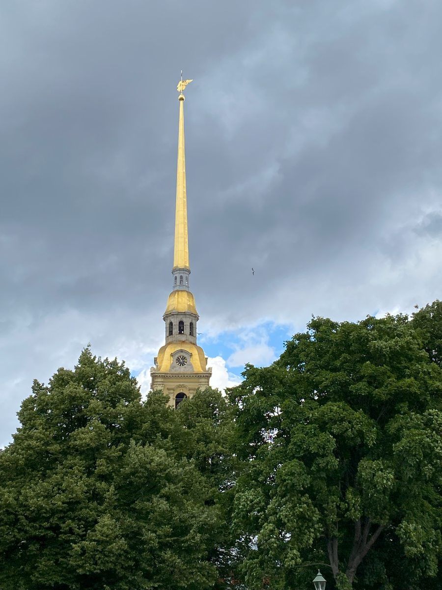Фото автора: Шпиль и ангел-флюгер на колокольне Петропавловского собора.