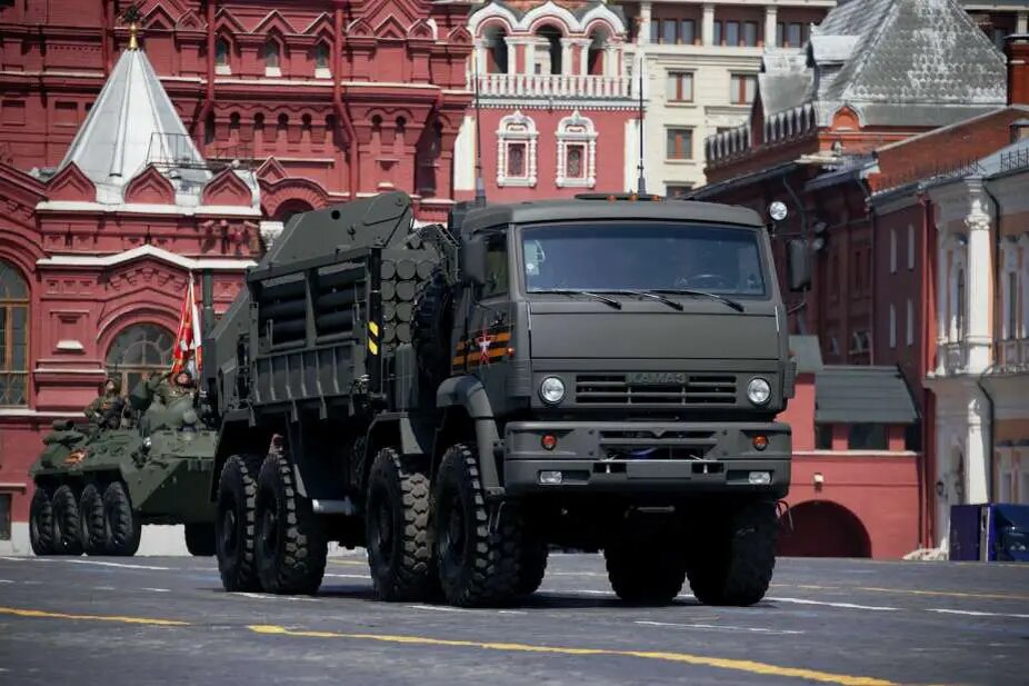 Мобильная система размещения мин ISDM «Земледелие» 8×8 оборудована двумя контейнерами, каждый из которых содержит 25 стволов для запуска мин. (Источник изображения: Ростех)