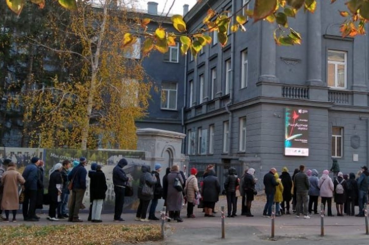    Толпа новосибирцев собралась у музея в последний день выставки Сурикова