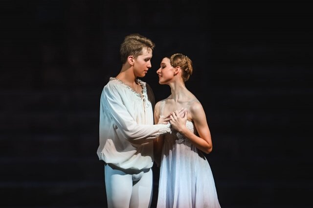    Ромео - Кирилл Макурин, Джульетта - Диана Куцбах на сцене Пермского театра оперы и балета. Фото: Пермский театр оперы и балета/ Андрей Чунтомов