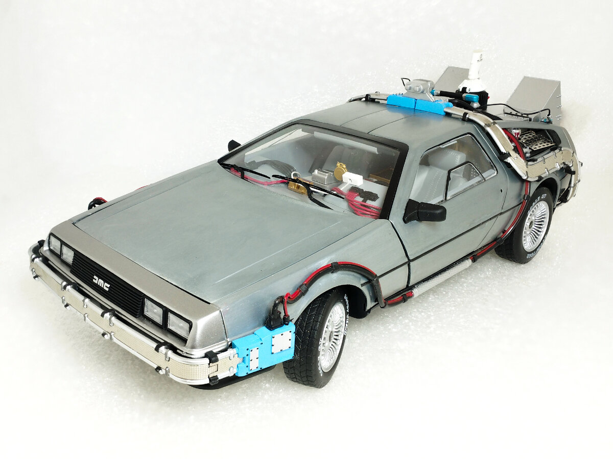 Рис. 1. Модель машины времени DeLorean DMC-12 из к/ф "Назад в будущее, часть 2" в масштабе 1:18 (Hot Wheels ELITE)