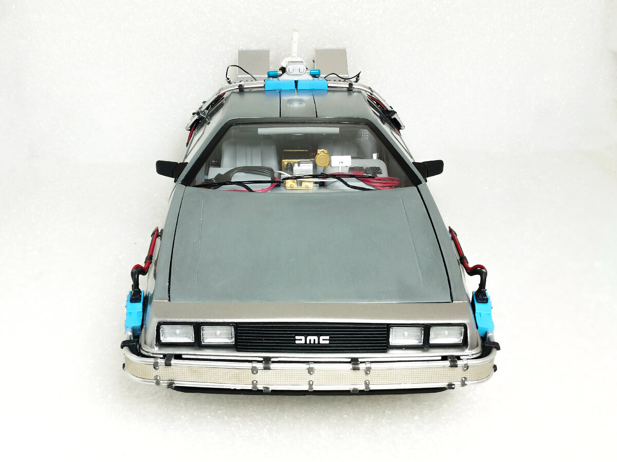 Рис. 2. Модель машины времени DeLorean DMC-12 из к/ф "Назад в будущее, часть 2" в масштабе 1:18 (Hot Wheels ELITE) вид спереди