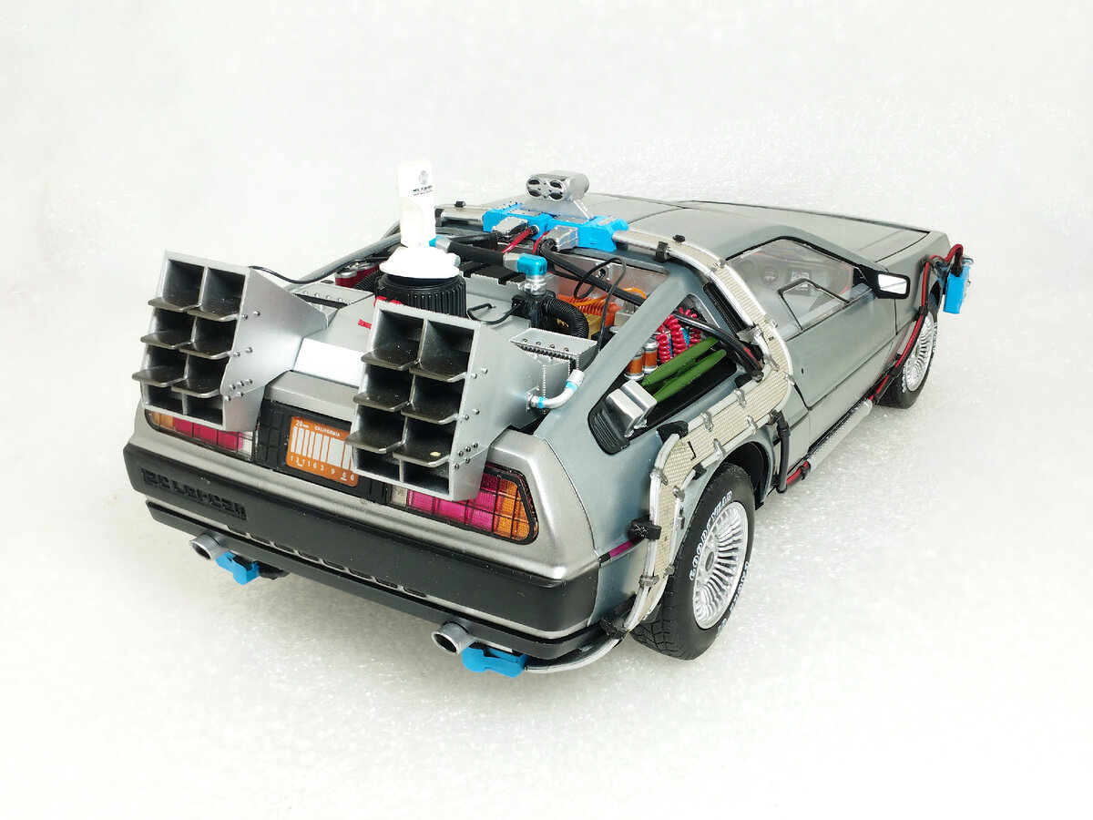 Машина времени DeLorean DMC-12 в масштабе 1:18 с высокой детализацией (из  к/ф 