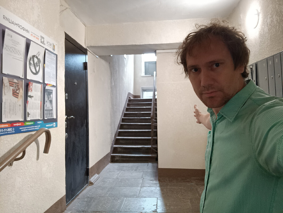 После того ,как в доме привели в порядок трубы в подвале, электрические сети, можно и сами подъезды обновить.