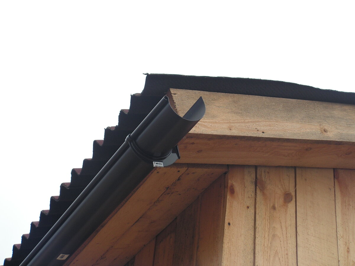 Чтобы вода не сливалась с крыши прямо перед входом в шелтер, сделали водостоки. КСК Дар