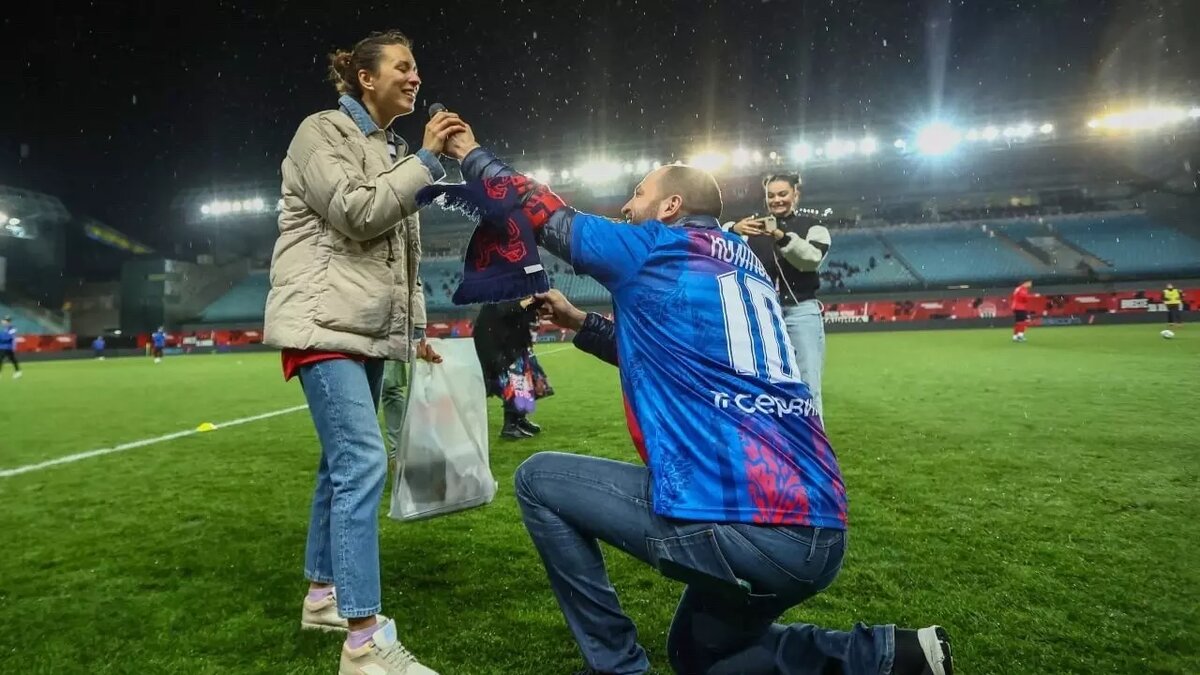     В перерыве матча «Енисей» — «Химик» болельщик красноярской команды сделал предложение своей девушке.