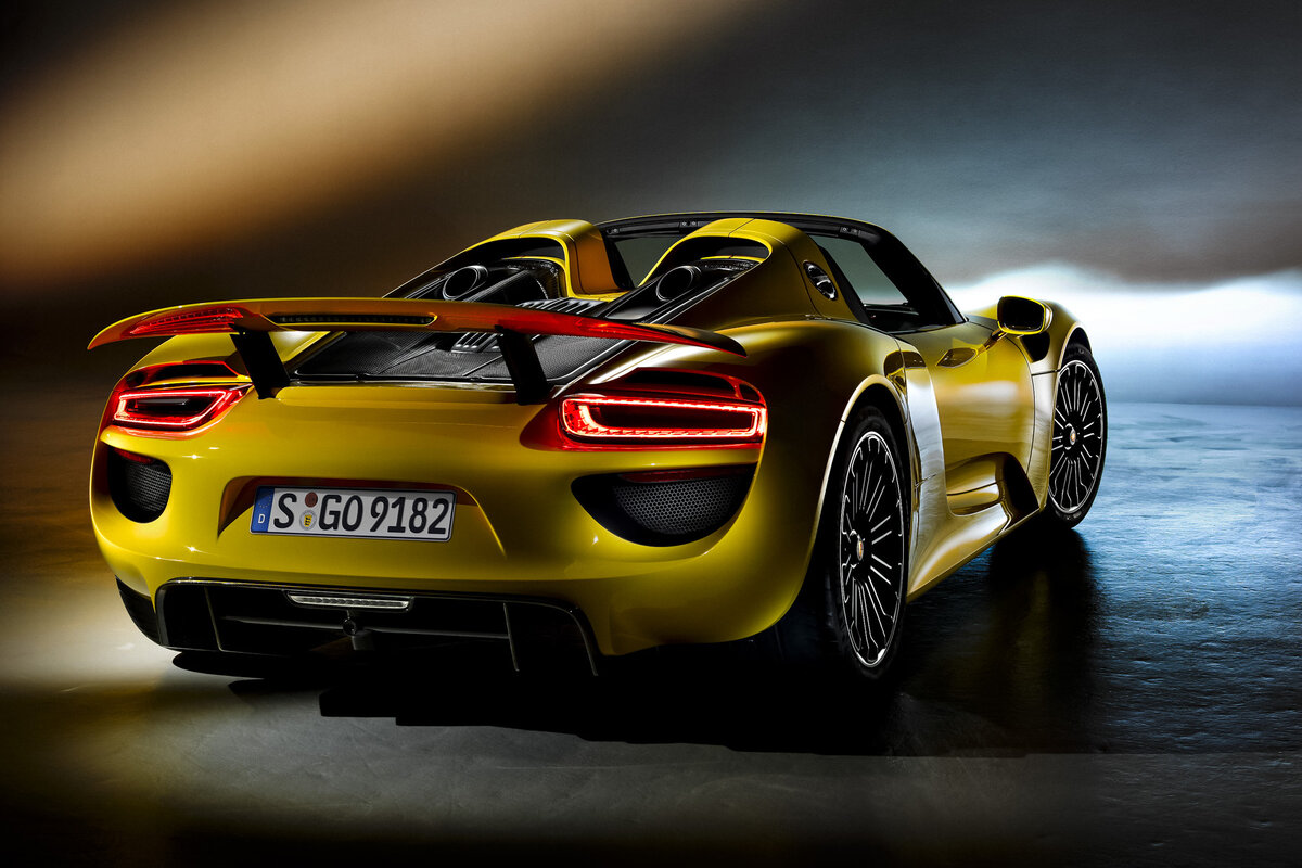    В свое время 918 Spyder был настоящим примером для супермашин с амбициями. Сотня за 2,6 секунды, максимальные 345 км/ч и отличнейший результат на Нюрбургринге (6 минут 57 секунд) оставляют сильное впечатление по сей день. Из 918 выпущенных экземпляров некоторым достался опциональный Weissach Package — магниевые колесные диски BBS и ряд наружных элементов из углепластика.   
Porsche