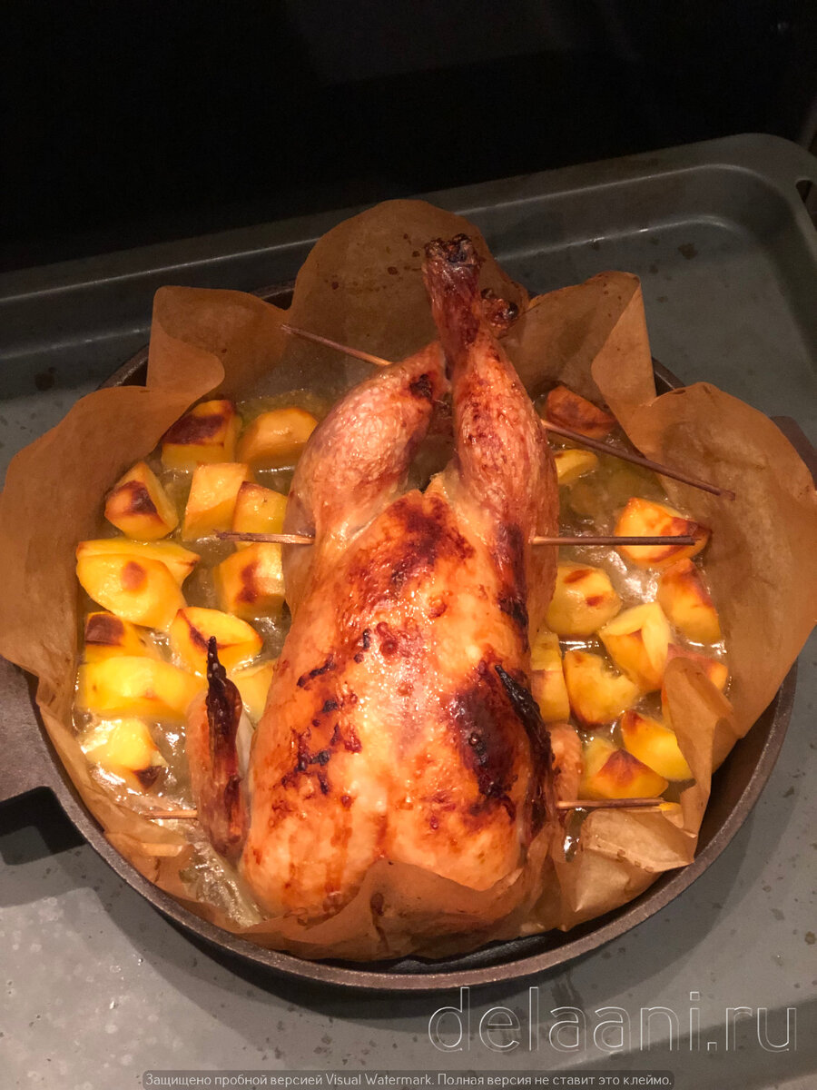 Курица, запечённая целиком в духовке с картошкой