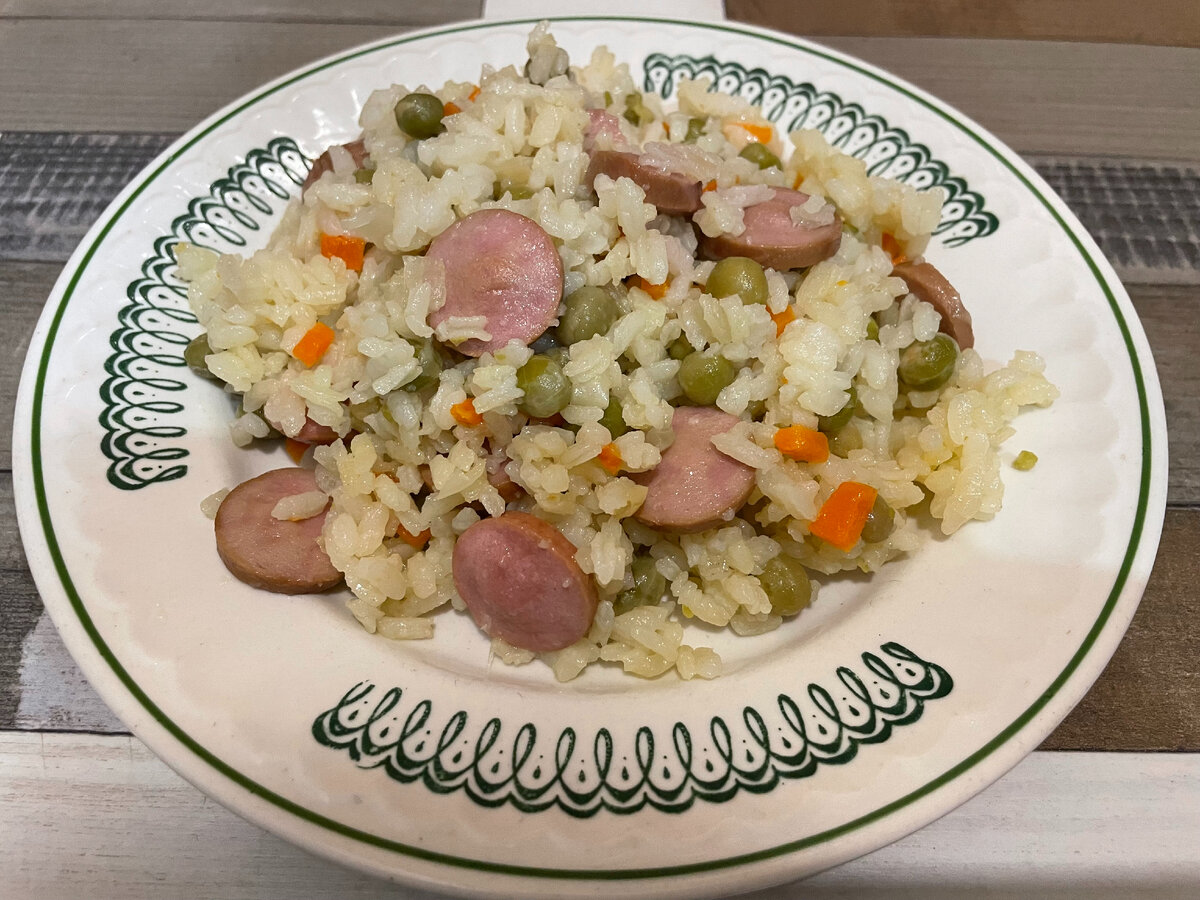 Рис с консервированным горошком и сосисками. Вкусное второе на сковороде |  Еда, как хобби | Дзен