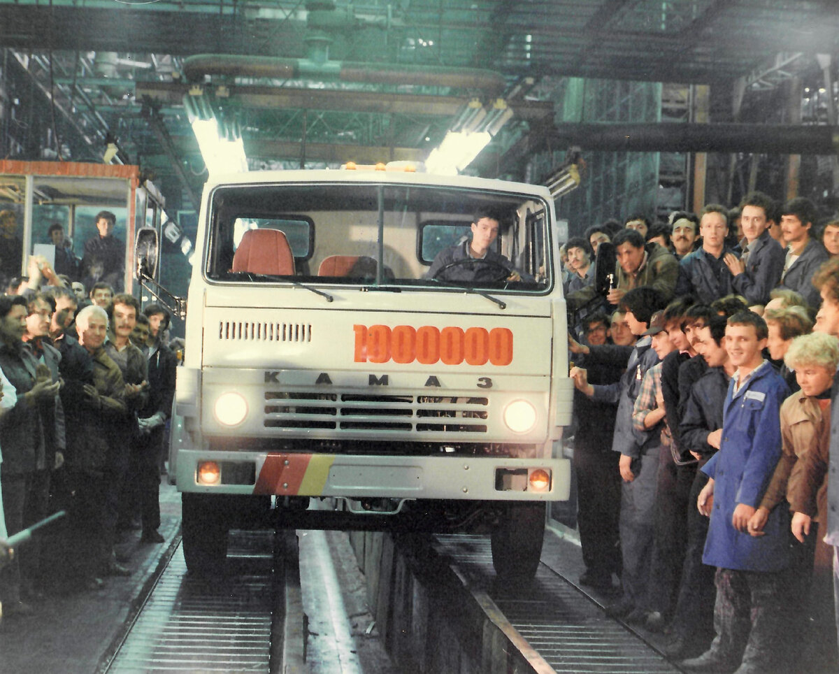 Камаз 1976 года. Первый камаз сошел. Камаз 5320 1976. Самый первый камаз 5320. Камаз камский автомобильный завод 1976.