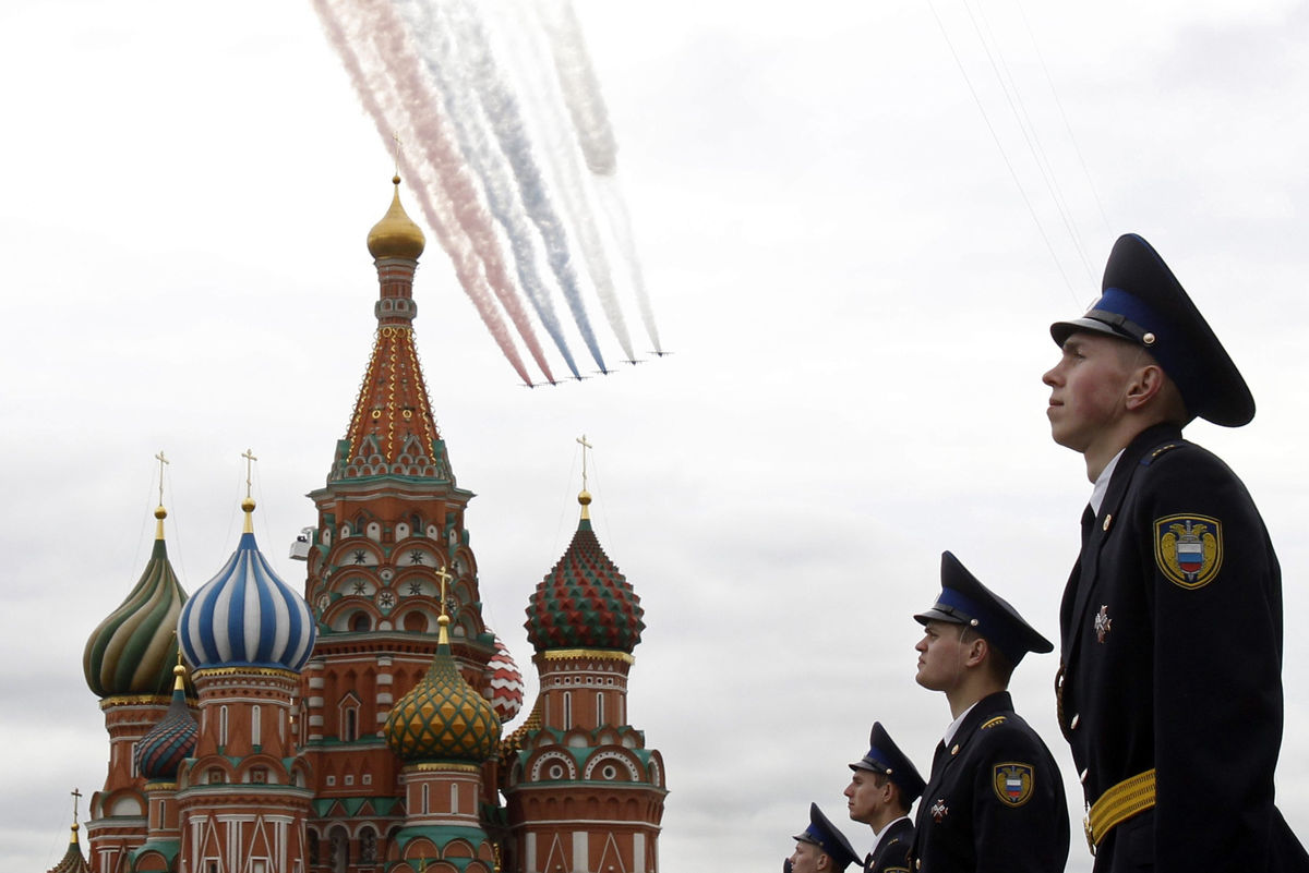 Парад на фоне Кремля. Солдат на фоне Кремля. Кремль фон. Солдат охраняет Кремль.