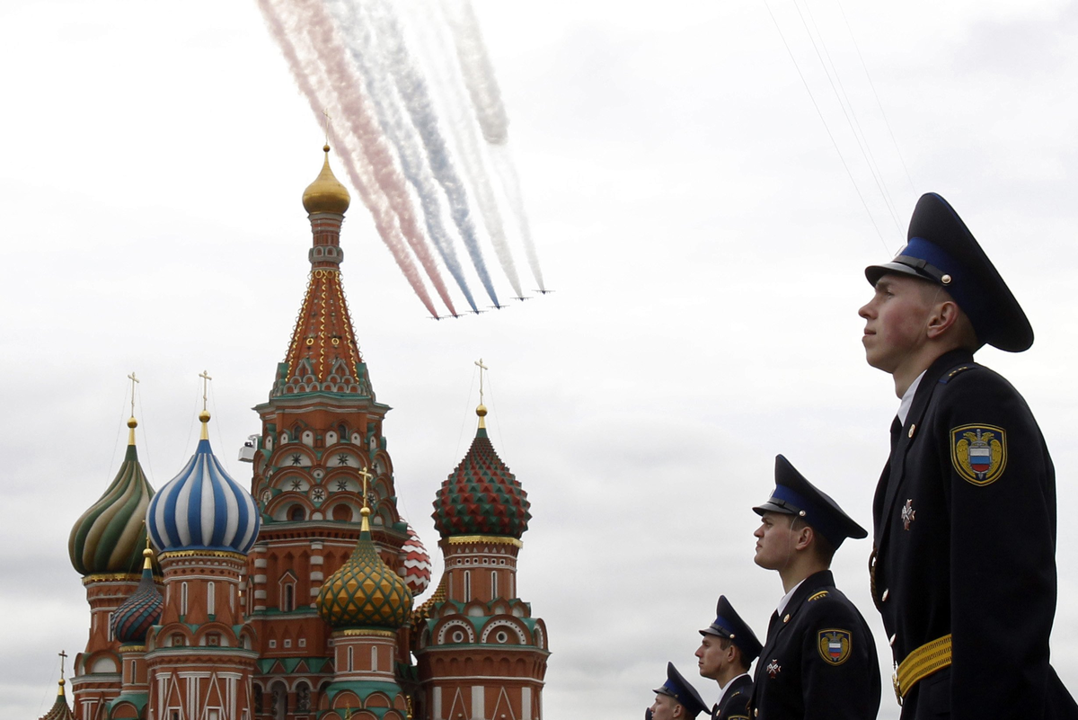 Величие женщин величие россии самара. Солдат на фоне Кремля. Военные на фоне Кремля. Солдат на фоне храма. Кремль фон.