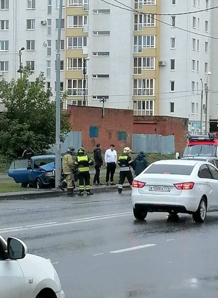 Второй участник ДТП. К "скорой" вышел своими ногами. Сидел на заднем сиденье. 