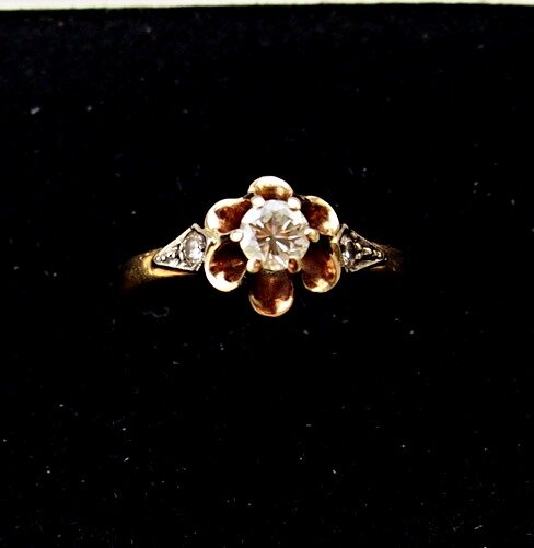 Фото автора. Кольцо с бриллиантами. Свердловский ювелирный завод. 1977 год