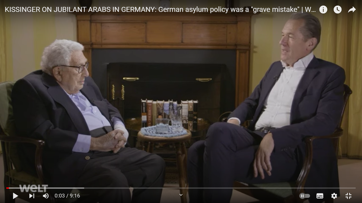 Скриншот из интервью Киссинджера (слева) с канала  Welt Documentary в YouTube.