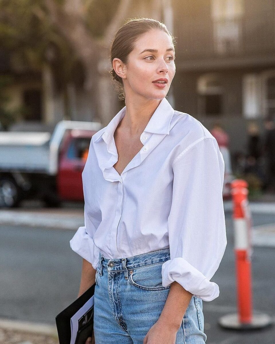 Как заправить оверсайз рубашку в брюки. Заправленная белая рубашка. Как заправить оверсайз рубашку в брюки. Рубашка оверсайз заправленная. Женская рубашка заправить наполовину.