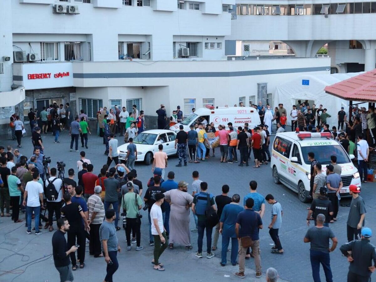    Люди на территории больницы эль-Шефа в городе Газа© РИА Новости / Тарек Алиян